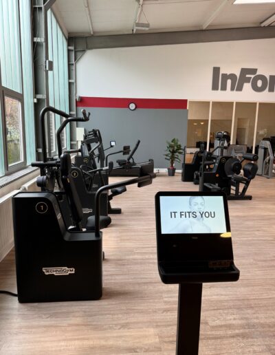 biocircuit im Fitnessstudio mit modernen Geräten
